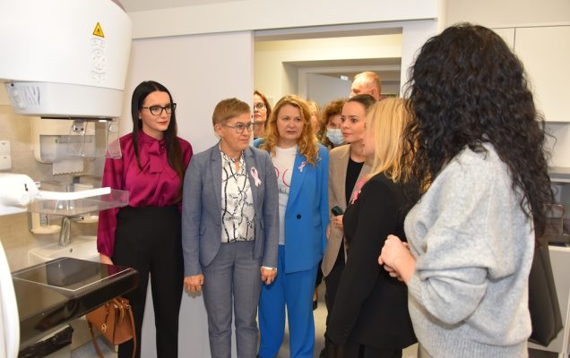 Zaproszeni goście zwiedzają gabinet zabiegowy w nowo otwartej Poradni Chorób Piersi Wojskowego Instytutu Medycznego.