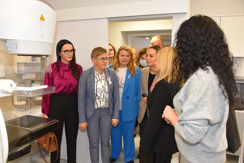 Zaproszeni goście zwiedzają gabinet zabiegowy w nowo otwartej Poradni Chorób Piersi Wojskowego Instytutu Medycznego.