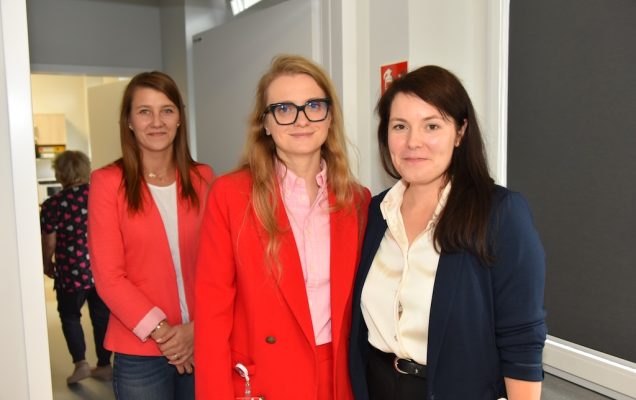 Uśmiechnięte pracownice Wojskowego Instytutu Medycznego stoją w korytarzu Poradni Chorób Piersi.
