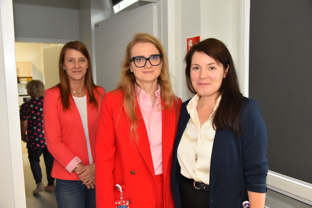 Uśmiechnięte pracownice Wojskowego Instytutu Medycznego stoją w korytarzu Poradni Chorób Piersi.