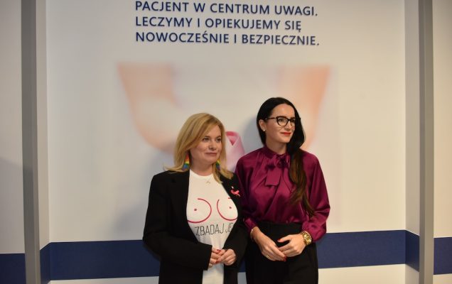 Krystyna WECHMANN i Posłanka na Sejm – Dorota Łoboda oraz Radna m.st. Warszawy – Renata Niewitecka w Poradni Chorób Piersi Wojskowego Instytutu Medycznego. Za nimi napis na ścianie: 