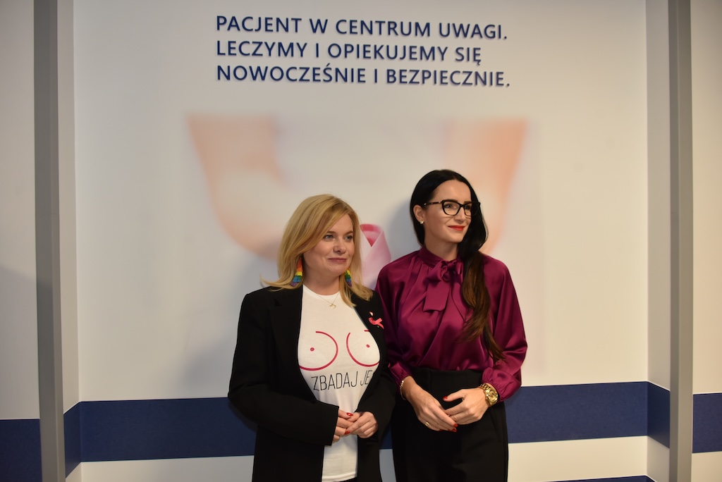 Krystyna WECHMANN i Posłanka na Sejm – Dorota Łoboda oraz Radna m.st. Warszawy – Renata Niewitecka w Poradni Chorób Piersi Wojskowego Instytutu Medycznego. Za nimi napis na ścianie: 