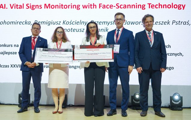 Paweł Krzesiński z laureatami konkursu Digital Cardio Area. Na scenie uczestnicy trzymają wyróżnienia.