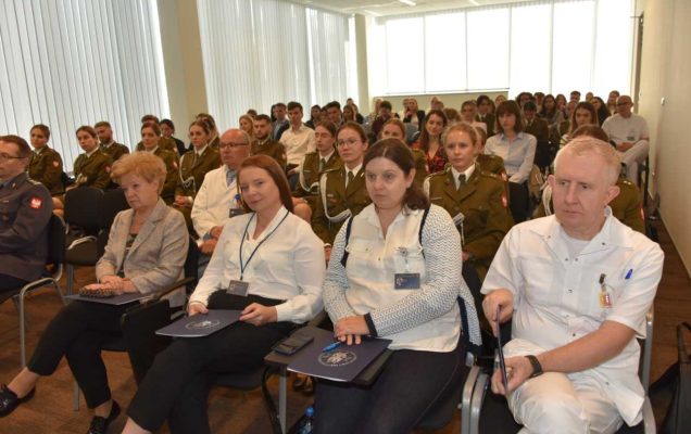 Studenci i pracownicy WIM-PIB na sali podczas inauguracji roku akademickiego w Wojskowym Instytucie Medycznym.