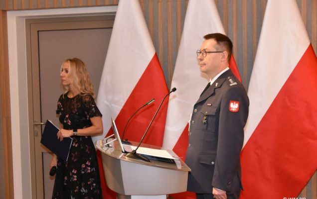 Relacja z Inauguracji Roku Akademickiego 2024/2025 w WIM-PIB. Z tylu Małgorzata Złotkowska.