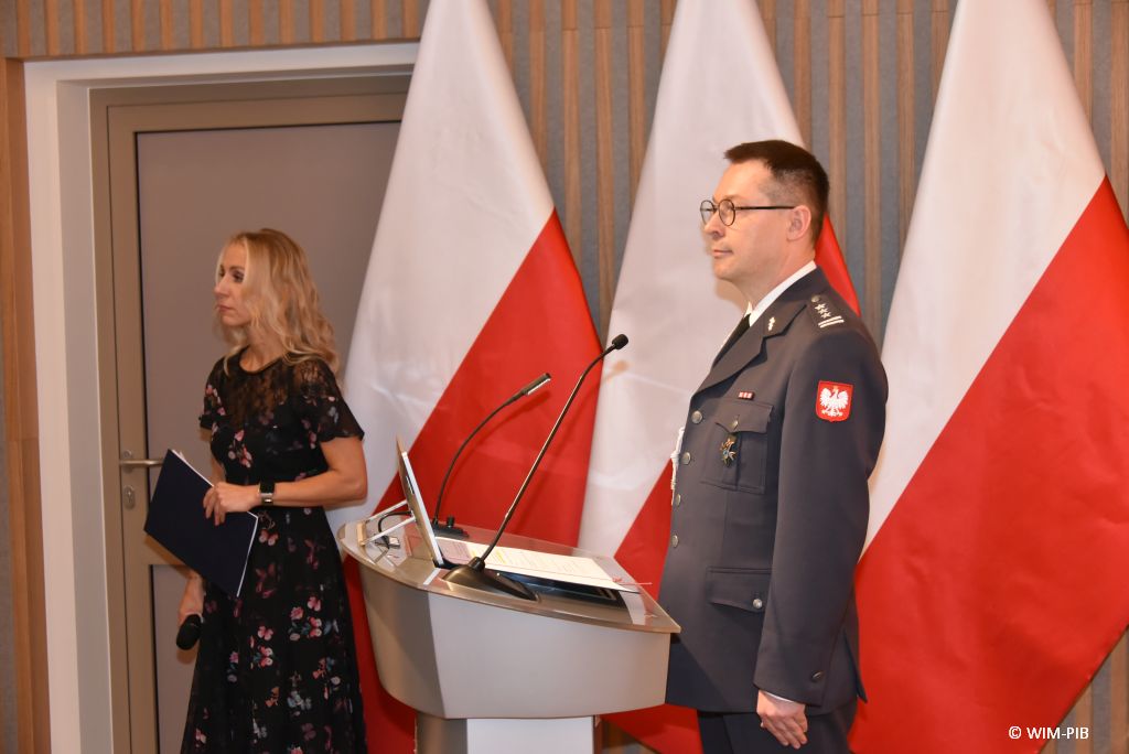 Relacja z Inauguracji Roku Akademickiego 2024/2025 w WIM-PIB. Z tylu Małgorzata Złotkowska.