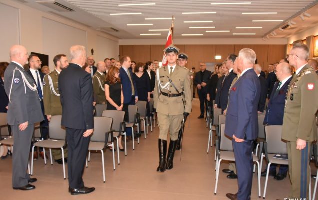 Relacja z Inauguracji Roku Akademickiego 2024/2025 w WIM-PIB. Ceremonia wprowadzania sztandaru.
