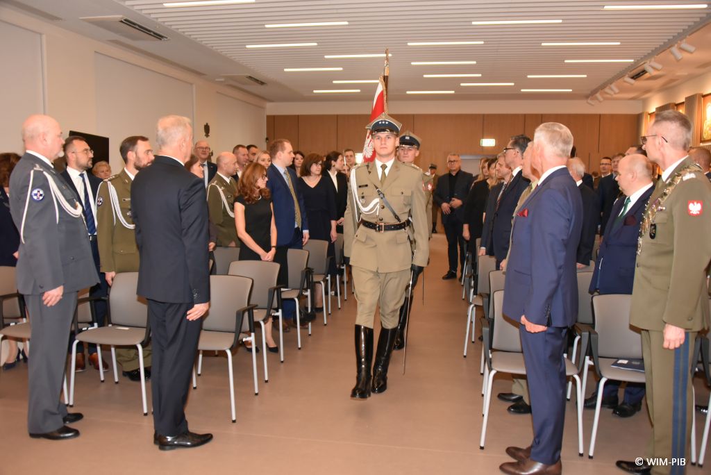 Relacja z Inauguracji Roku Akademickiego 2024/2025 w WIM-PIB. Ceremonia wprowadzania sztandaru.