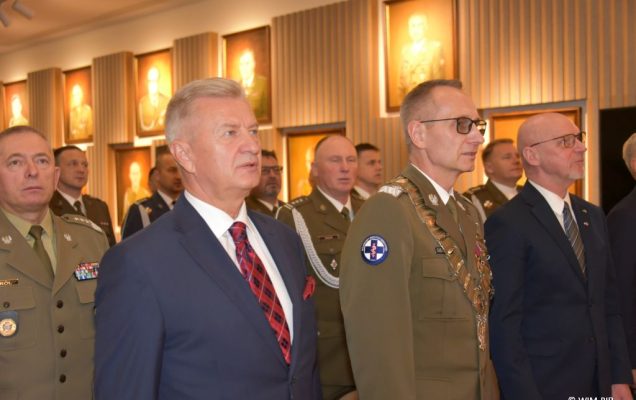 Relacja z Inauguracji Roku Akademickiego 2024/2025 w WIM-PIB. Dyrektor WIM na czele z innymi uczestnikami inauguracji.
