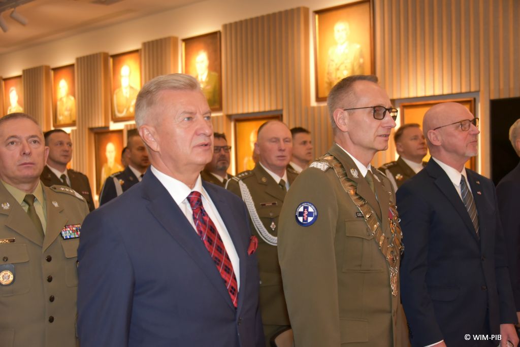 Relacja z Inauguracji Roku Akademickiego 2024/2025 w WIM-PIB. Dyrektor WIM na czele z innymi uczestnikami inauguracji.