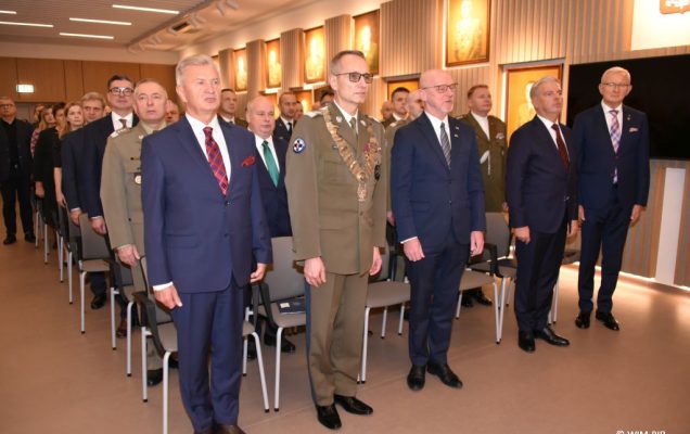 Relacja z Inauguracji Roku Akademickiego 2024/2025 w WIM-PIB. Dyrektor WIM na czele z innymi uczestnikami inauguracji.