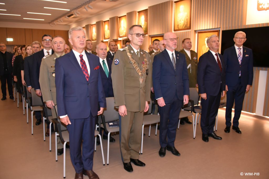 Relacja z Inauguracji Roku Akademickiego 2024/2025 w WIM-PIB. Dyrektor WIM na czele z innymi uczestnikami inauguracji.
