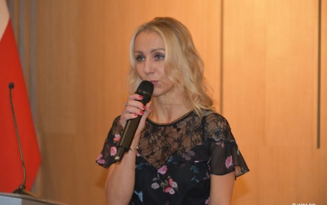 Relacja z Inauguracji Roku Akademickiego 2024/2025 w WIM-PIB. Małgorzata Złotkowska prowadzi Inaugurację.