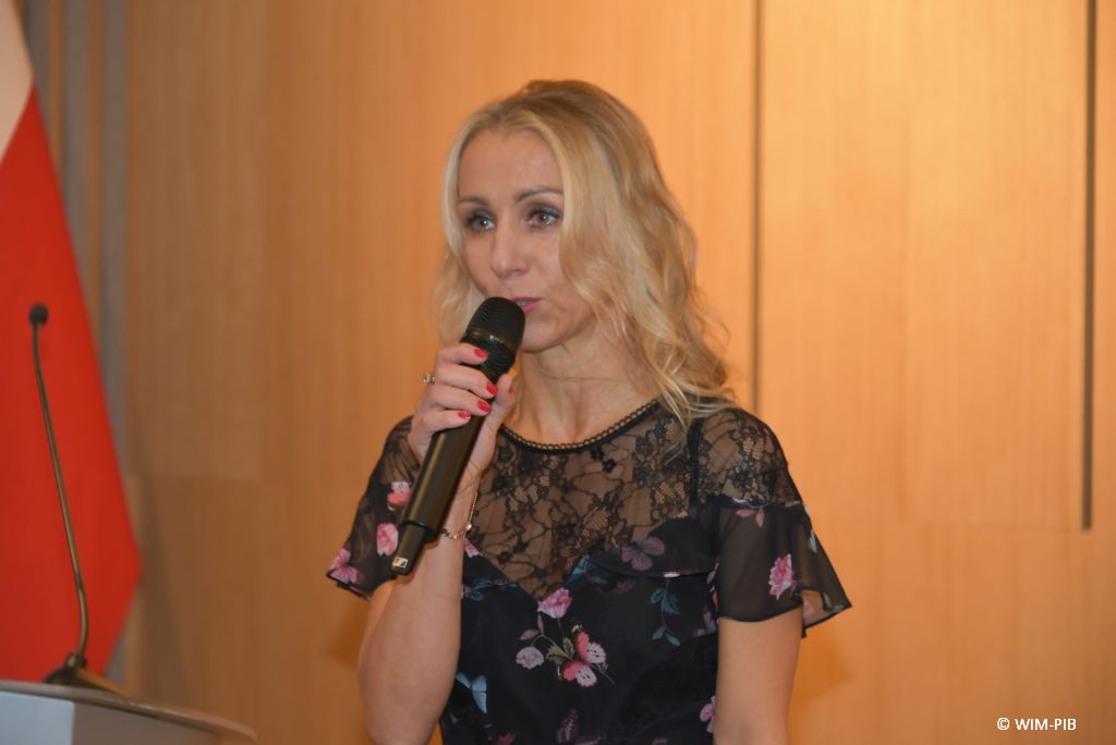 Relacja z Inauguracji Roku Akademickiego 2024/2025 w WIM-PIB. Małgorzata Złotkowska prowadzi Inaugurację.