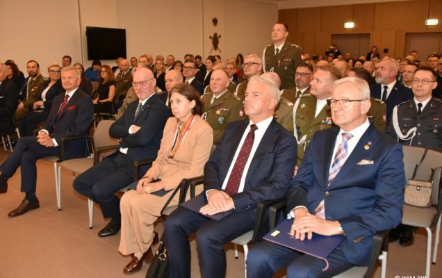 Relacja z Inauguracji Roku Akademickiego 2024/2025 w WIM-PIB. Uczestnicy inauguracji siedzą i słuchają wykładu.