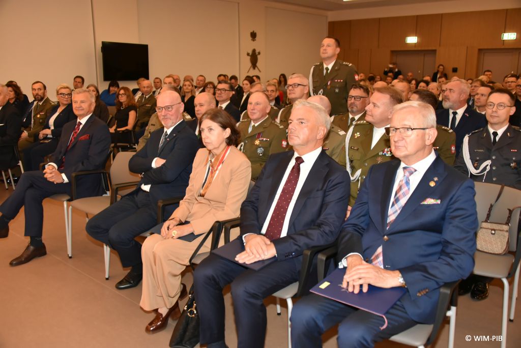 Relacja z Inauguracji Roku Akademickiego 2024/2025 w WIM-PIB. Uczestnicy inauguracji siedzą i słuchają wykładu.
