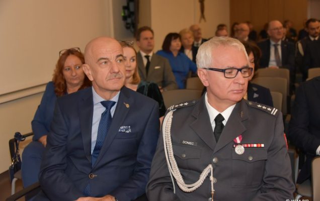 Relacja z Inauguracji Roku Akademickiego 2024/2025 w WIM-PIB. Uczestnicy inauguracji siedzą i słuchają wykładu.