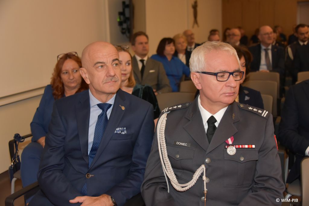 Relacja z Inauguracji Roku Akademickiego 2024/2025 w WIM-PIB. Uczestnicy inauguracji siedzą i słuchają wykładu.