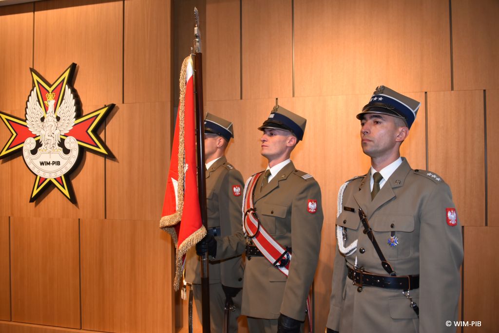 Relacja z Inauguracji Roku Akademickiego 2024/2025 w WIM-PIB. Trzej żołnierze ubrani w ceremonialne mundury stoją na baczność.