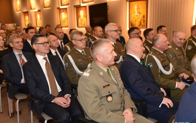 Relacja z Inauguracji Roku Akademickiego 2024/2025 w WIM-PIB. Uczestnicy inauguracji siedzą i słuchają wykładu.