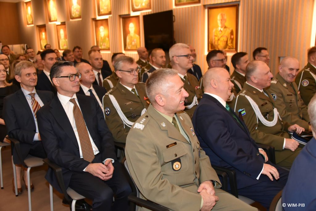 Relacja z Inauguracji Roku Akademickiego 2024/2025 w WIM-PIB. Uczestnicy inauguracji siedzą i słuchają wykładu.