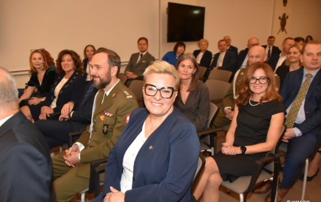 Relacja z Inauguracji Roku Akademickiego 2024/2025 w WIM-PIB. Uczestnicy inauguracji siedzą i słuchają wykładu.