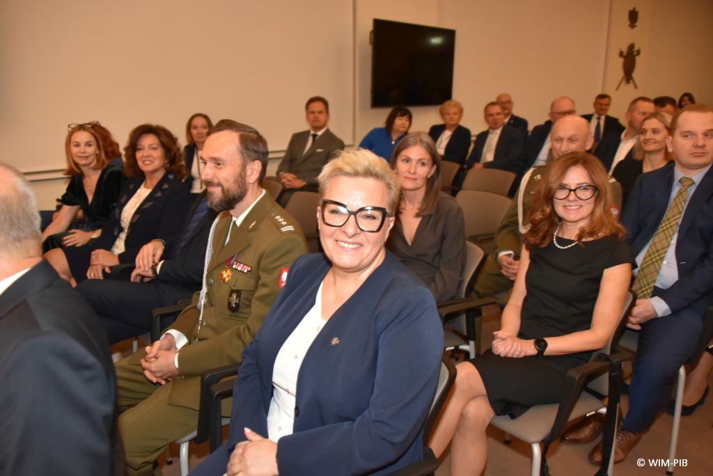 Relacja z Inauguracji Roku Akademickiego 2024/2025 w WIM-PIB. Uczestnicy inauguracji siedzą i słuchają wykładu.