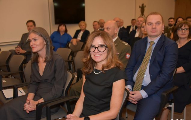 Relacja z Inauguracji Roku Akademickiego 2024/2025 w WIM-PIB. Uczestnicy inauguracji siedzą i słuchają wykładu.