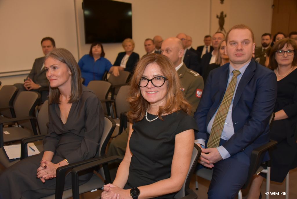 Relacja z Inauguracji Roku Akademickiego 2024/2025 w WIM-PIB. Uczestnicy inauguracji siedzą i słuchają wykładu.
