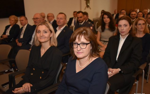 Relacja z Inauguracji Roku Akademickiego 2024/2025 w WIM-PIB. Uczestnicy inauguracji siedzą i słuchają wykładu.