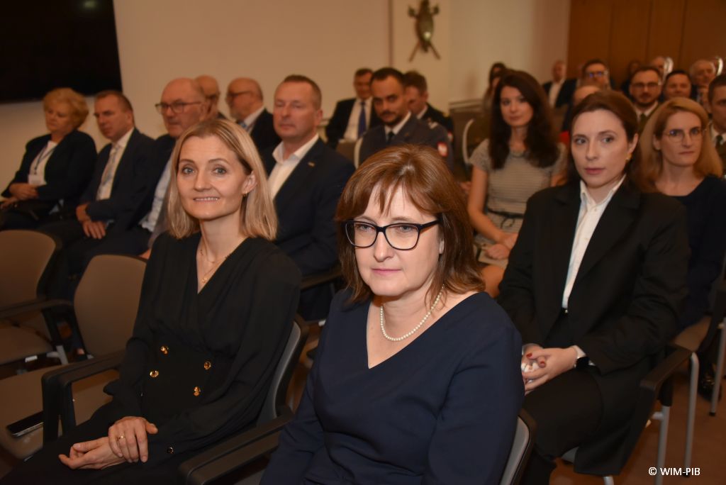 Relacja z Inauguracji Roku Akademickiego 2024/2025 w WIM-PIB. Uczestnicy inauguracji siedzą i słuchają wykładu.