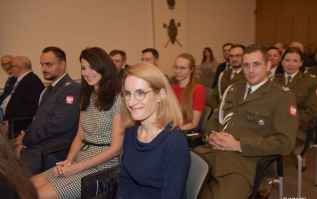 Relacja z Inauguracji Roku Akademickiego 2024/2025 w WIM-PIB. Uczestnicy inauguracji siedzą i słuchają wykładu.