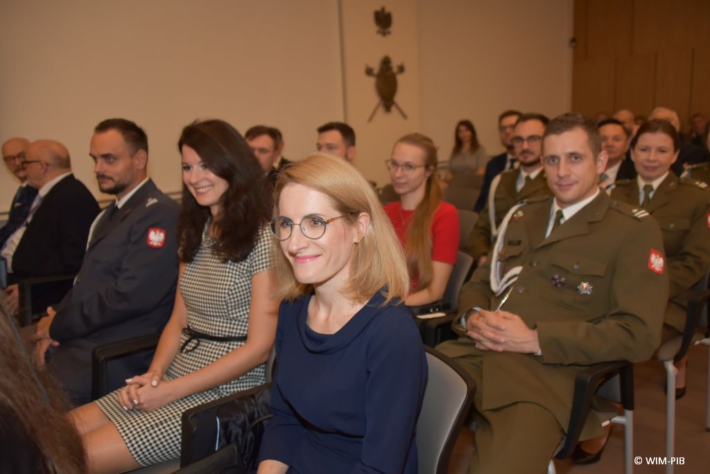 Relacja z Inauguracji Roku Akademickiego 2024/2025 w WIM-PIB. Uczestnicy inauguracji siedzą i słuchają wykładu.