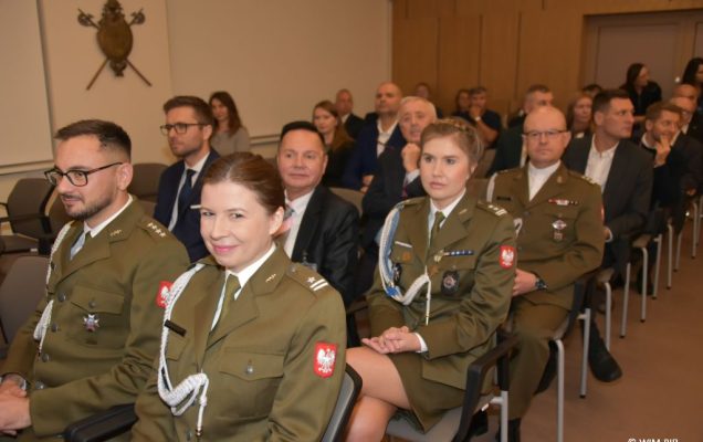 Relacja z Inauguracji Roku Akademickiego 2024/2025 w WIM-PIB. Uczestnicy inauguracji siedzą i słuchają wykładu.