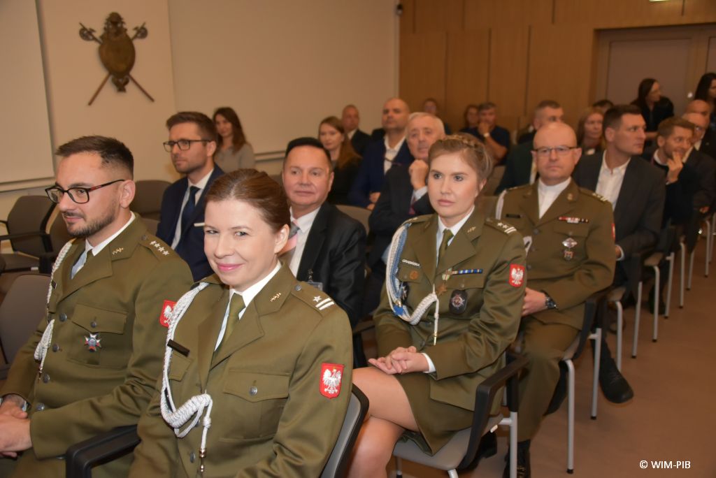 Relacja z Inauguracji Roku Akademickiego 2024/2025 w WIM-PIB. Uczestnicy inauguracji siedzą i słuchają wykładu.