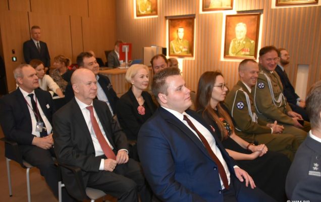 Relacja z Inauguracji Roku Akademickiego 2024/2025 w WIM-PIB. Uczestnicy inauguracji siedzą i słuchają wykładu.