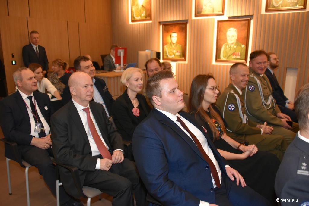Relacja z Inauguracji Roku Akademickiego 2024/2025 w WIM-PIB. Uczestnicy inauguracji siedzą i słuchają wykładu.