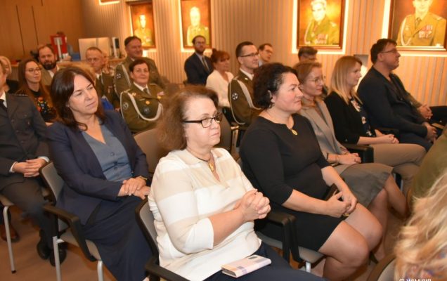 Relacja z Inauguracji Roku Akademickiego 2024/2025 w WIM-PIB. Uczestnicy inauguracji siedzą i słuchają wykładu.