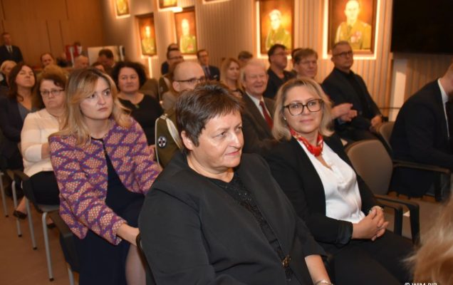 Relacja z Inauguracji Roku Akademickiego 2024/2025 w WIM-PIB. Uczestnicy inauguracji siedzą i słuchają wykładu.