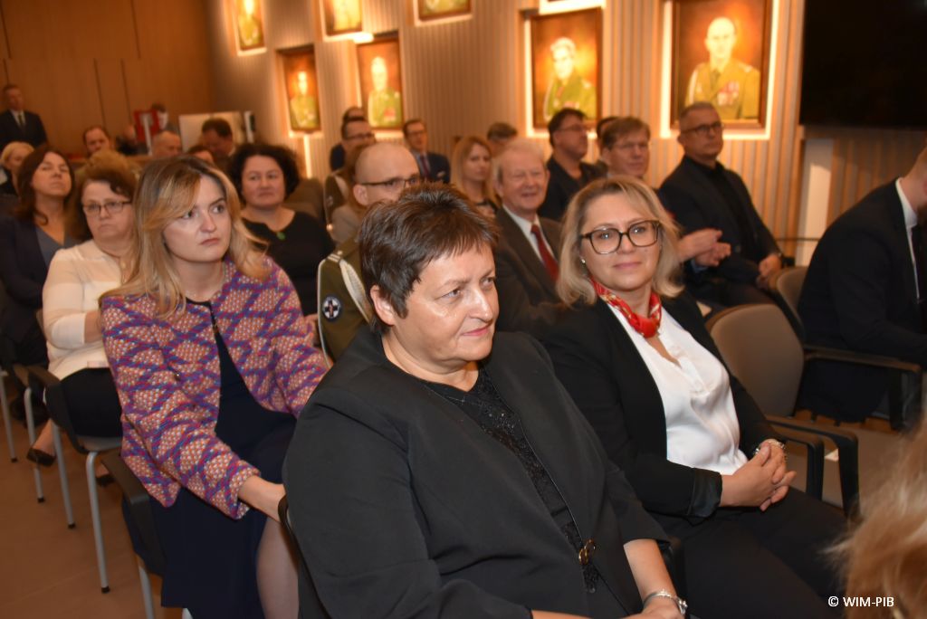 Relacja z Inauguracji Roku Akademickiego 2024/2025 w WIM-PIB. Uczestnicy inauguracji siedzą i słuchają wykładu.