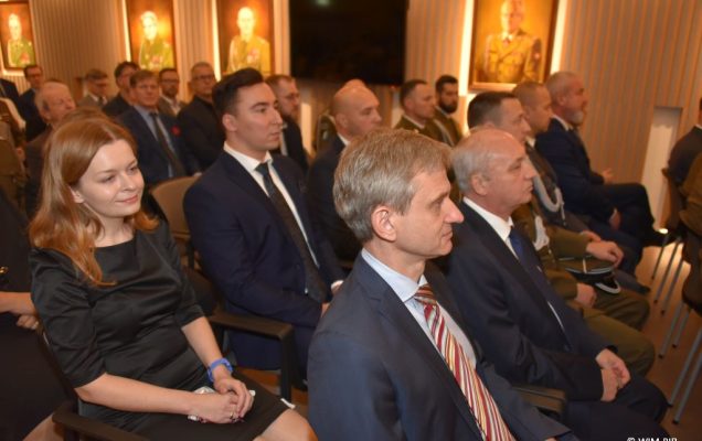 Relacja z Inauguracji Roku Akademickiego 2024/2025 w WIM-PIB. Uczestnicy inauguracji siedzą i słuchają wykładu.