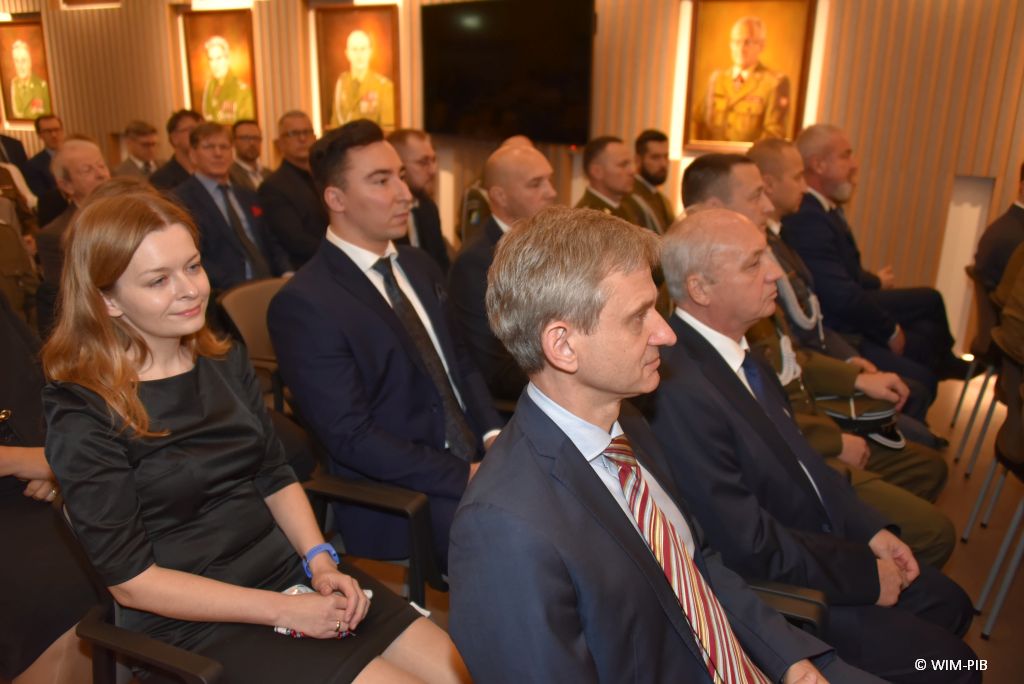 Relacja z Inauguracji Roku Akademickiego 2024/2025 w WIM-PIB. Uczestnicy inauguracji siedzą i słuchają wykładu.