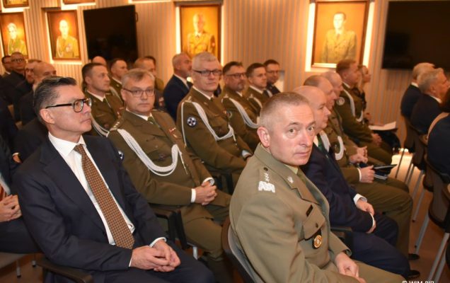 Relacja z Inauguracji Roku Akademickiego 2024/2025 w WIM-PIB. Uczestnicy inauguracji siedzą i słuchają wykładu.