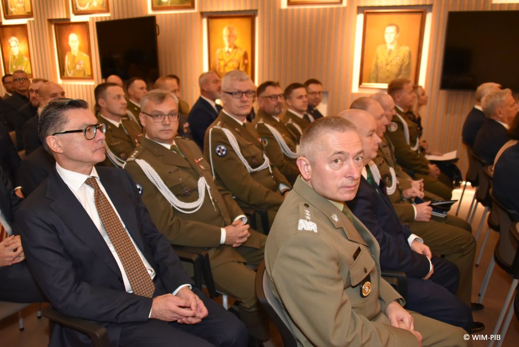 Relacja z Inauguracji Roku Akademickiego 2024/2025 w WIM-PIB. Uczestnicy inauguracji siedzą i słuchają wykładu.