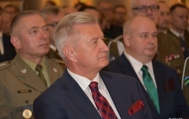 Relacja z Inauguracji Roku Akademickiego 2024/2025 w WIM-PIB. Uczestnicy inauguracji siedzą i słuchają wykładu.
