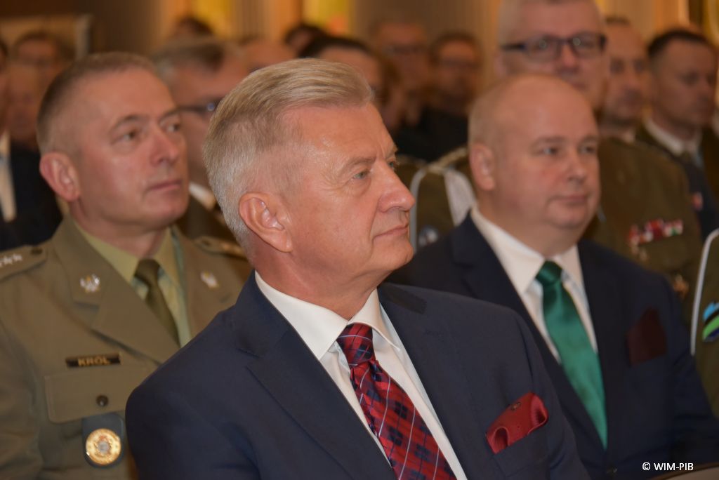 Relacja z Inauguracji Roku Akademickiego 2024/2025 w WIM-PIB. Uczestnicy inauguracji siedzą i słuchają wykładu.