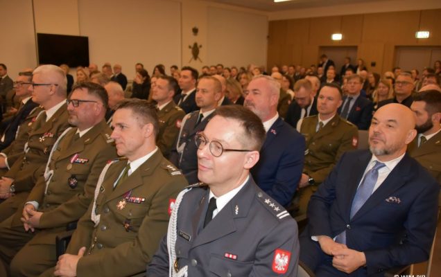 Relacja z Inauguracji Roku Akademickiego 2024/2025 w WIM-PIB. Uczestnicy inauguracji siedzą i słuchają wykładu.