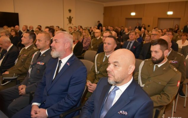 Relacja z Inauguracji Roku Akademickiego 2024/2025 w WIM-PIB. Uczestnicy inauguracji siedzą i słuchają wykładu.