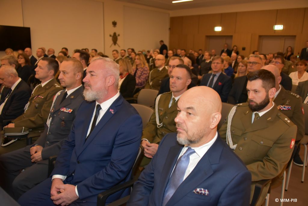 Relacja z Inauguracji Roku Akademickiego 2024/2025 w WIM-PIB. Uczestnicy inauguracji siedzą i słuchają wykładu.