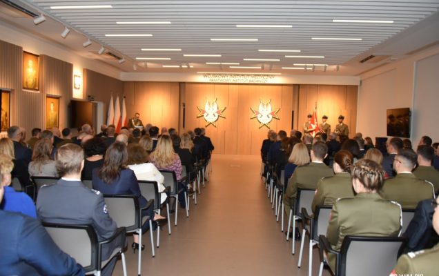 Relacja z Inauguracji Roku Akademickiego 2024/2025 w WIM-PIB. Uczestnicy inauguracji siedzą i słuchają wykładu.